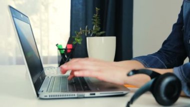 Kadın elleri klavyede. Evde bilgisayarla çalışmak, blog yazan bir kadın, serbest çalışan....
