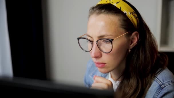 Femme Travaillant Bureau Maison Assise Bureau Regardant Écran Ordinateur Avec — Video