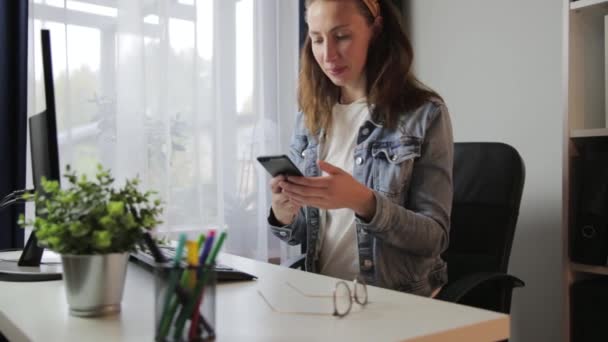 Gelukkige Glimlachende Vrouw Die Mooie Berichten Ontvangt Sms Jes Typt — Stockvideo