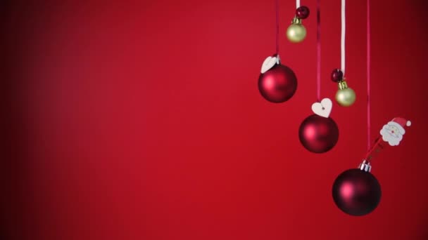Χριστουγεννιάτικα Στολίδια Κόκκινο Φόντο Έννοια Εορταστικής Περιόδου — Αρχείο Βίντεο