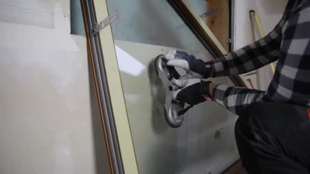 Handyman Homem Construção Que Instala Janela Pvc Sótão Isolado Enchido — Vídeo de Stock