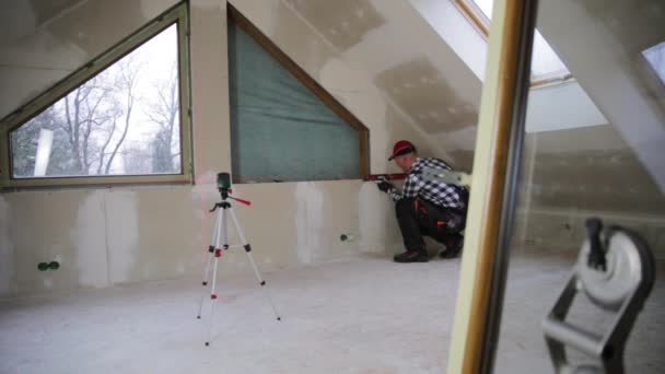 Tamirci Inşaatçı Yeni Izole Edilmiş Duvar Tavan Arasına Pvc Pencere — Stok video