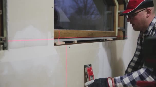 Handyman Homem Construção Que Instala Janela Pvc Sótão Isolado Enchido — Vídeo de Stock