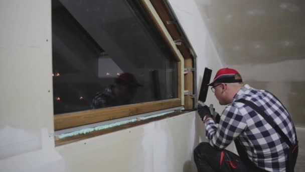 Ezermester Építőmunkás Pvc Ablakot Telepít Egy Szigetelt Kitöltött Gipszkarton Padláson — Stock videók