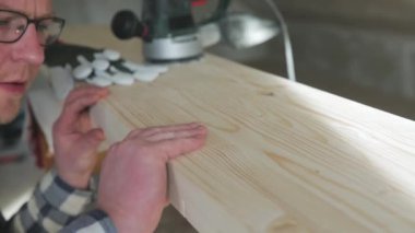 Marangozluk. Ahşap zımparalama. Orbital zımpara makinesi ahşap işçiliği için. Doğal bir ışıkta