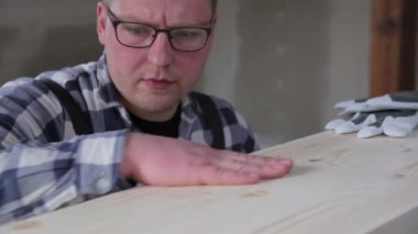 Marangozluk. Ahşap zımparalama. Orbital zımpara makinesi ahşap işçiliği için. Doğal bir ışıkta