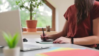 Güzel grafik tasarımcısı bir tablet üzerinde dijital tasarım çiziyor