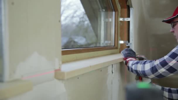 Home Improvement Handyman Instalacja Parapetu Nowym Strychu Przy Użyciu Poziomownika — Wideo stockowe