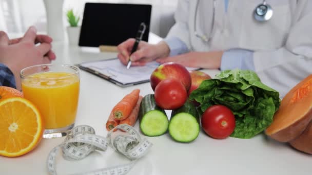 Vegetable Diet Nutrition Medication Concept Nutritionist Offers Healthy Vegetables Diet — Stock Video