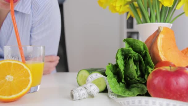 Nutrisi Makanan Sayur Dan Konsep Pengobatan Nutrisionis Menawarkan Pola Makan — Stok Video