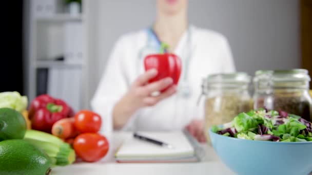 蔬菜饮食 营养和药物概念 营养师提供健康的蔬菜饮食 — 图库视频影像