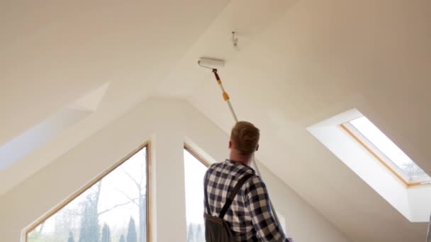 Heimwerkerkonzept Handwerker Streichen Eine Wand Mit Weißer Farbe Der Nähe — Stockvideo