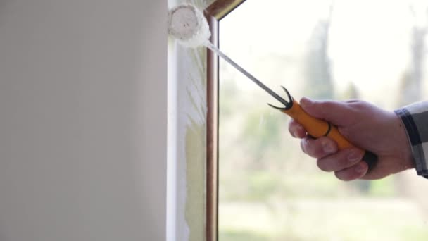 Heimwerkerkonzept Handwerker Streichen Eine Wand Mit Weißer Farbe Der Nähe — Stockvideo