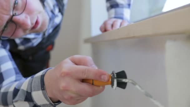 Concept Amélioration Maison Bricoleur Peignant Mur Avec Une Peinture Blanche — Video