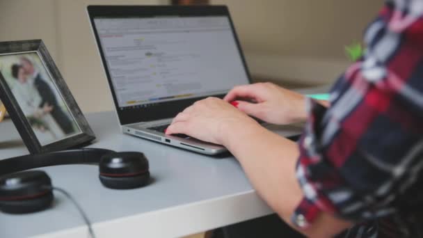 Jovens Mulheres Que Trabalham Casa Sentado Sótão Com Laptop Perto — Vídeo de Stock