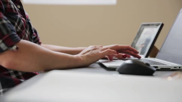 在家里工作的年轻妇女 坐在阁楼上 有笔记本电脑靠近屋顶窗户 新的正常概念 — 图库视频影像