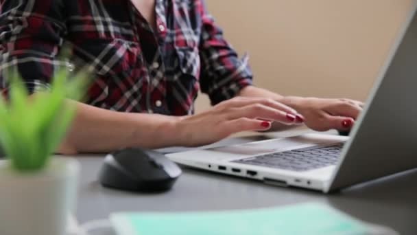 Jonge Vrouwen Die Thuis Werken Zittend Zolder Met Laptop Bij — Stockvideo