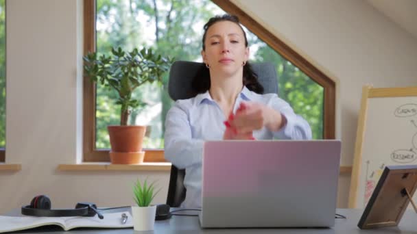 Güzel Kadınlar Egzersiz Yapıyor Dizüstü Bilgisayarın Önünde Geriniyorlar Evde Çalışmak — Stok video