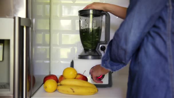 Kobieta Mieszanie Szpinak Banany Cytryna Jabłka Aby Zdrowy Zielony Koktajl — Wideo stockowe