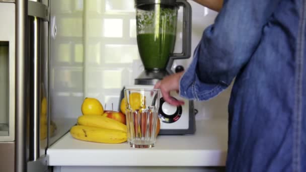 Frau Mixt Spinat Bananen Zitrone Und Äpfel Einem Gesunden Grünen — Stockvideo