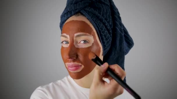 Zabiegi Kosmetyczne Koncepcji Pielęgnacji Skóry Młoda Kobieta Nakładająca Twarz Szarą — Wideo stockowe