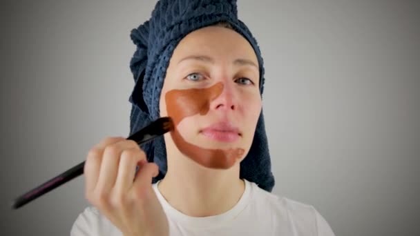 Procedimentos Beleza Conceito Cuidados Pele Mulher Jovem Aplicando Máscara Barro — Vídeo de Stock