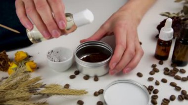 Aromatik botanik kozmetik. Kurutulmuş bitkiler çiçek karışımı, yüz çamuru maskesi, yağlar, sürtünme fırçası. Holistik bitkisel cilt bakımı.
