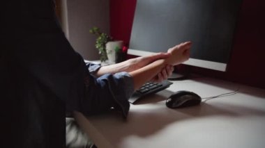 Ofis sendromu, iş yerinde bilgisayar kullanırken el ağrısı çeken genç bir kadın. Mesleki risk faktörü. Sağlık ve tıbbi konsept.