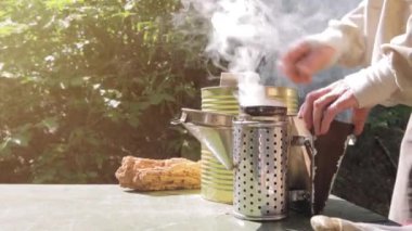 Arı yetiştiricisi arılarla ve arı kovanlarıyla çalışıyor. Arı içicisi - arıları kovanlardan uzak tutmak için arıcı aracı