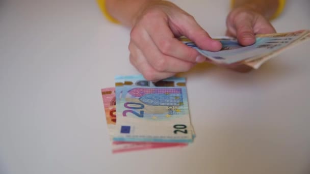 Manos Mujer Sosteniendo Contando Billetes Euro Europeos Riqueza Efectivo Concepto — Vídeo de stock