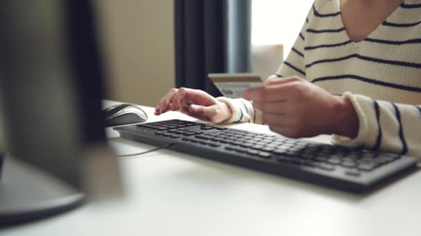 持有信用卡和使用计算机的年轻妇女 网上购物的概念 使用信用卡在计算机上进行支付交易 — 图库视频影像