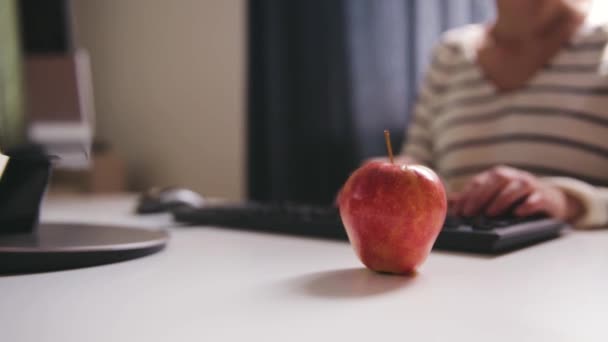 Une Jeune Femme Mange Des Pommes Dans Son Bureau Pendant — Video