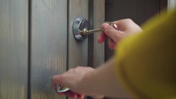 Frau Entriegelt Eingangstür Mit Schlüssel Person Mit Schlüssel Und Verriegelter — Stockvideo