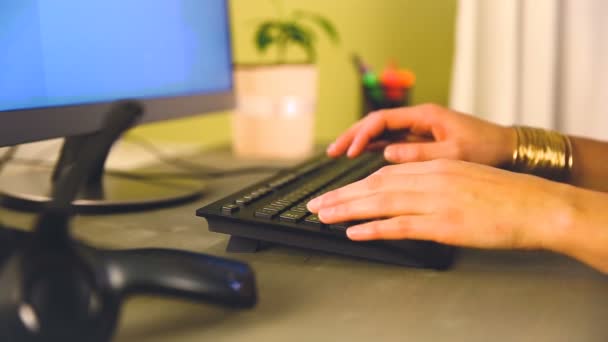 Womans Handen Werken Computer Toetsenbord Naast Headset Helpdesk Call Center — Stockvideo