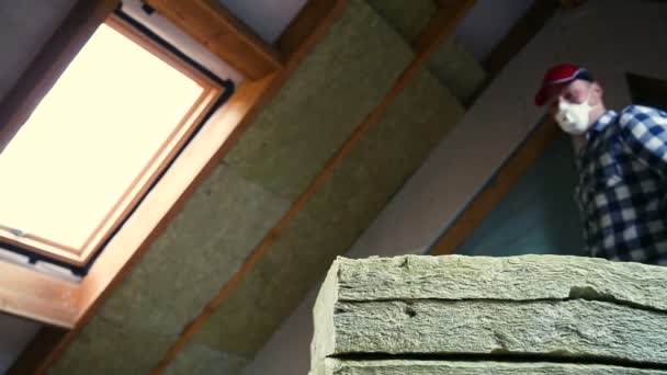Άνθρωπος Εγκατάσταση Θερμομόνωση Στρώμα Οροφής Χρησιμοποιώντας Πάνελ Ορυκτοβάμβακα Σχέδιο Αισθητικής — Αρχείο Βίντεο