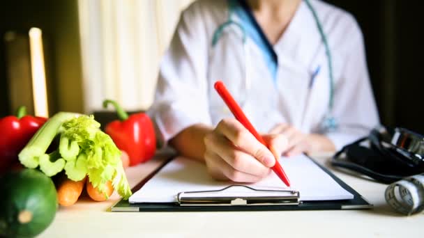 Vegetable Diet Nutrition Medication Concept Nutritionist Writes Prescription Offers Healthy — Stock Video