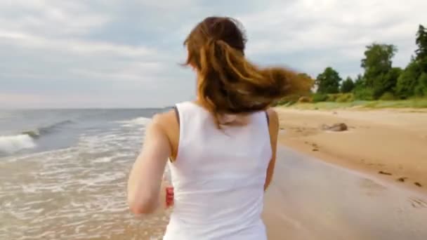 Güzel Bir Akşamda Deniz Kıyısında Koşan Bir Kadın Koşu Hareketi — Stok video