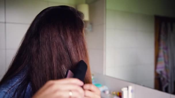 Молода Жінка Випрямляє Волосся Ванній Концепція Краси — стокове відео