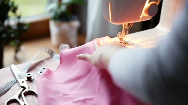 Proceso Costura Las Manos Las Mujeres Detrás Máquina Coser — Vídeos de Stock