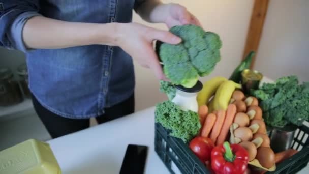 Food Delivery Service Vrouw Met Boodschappen Doos Grijze Achtergrond — Stockvideo