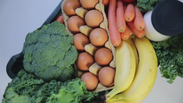 Servicio Entrega Alimentos Mujer Con Caja Comestibles Sobre Fondo Gris — Vídeo de stock