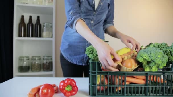 Servicio Entrega Alimentos Mujer Con Caja Comestibles Sobre Fondo Gris — Vídeo de stock
