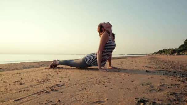 Actieve Jonge Vrouw Streching Het Beoefenen Van Yoga Het Strand — Stockvideo