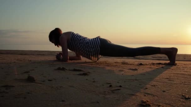 Mooie Sportieve Vrouw Plank Positie Het Strand Tijdens Zonsondergang — Stockvideo