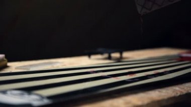 Adam kaykayı kızgın demir ve balmumuyla cilalıyor.