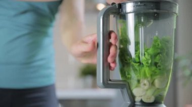 Sağlıklı sağlık kahvaltısı hazırlayan kadın: muzlu, çilekli ve chia tohumlu yulaf ezmesi