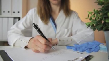 Kadın dişçi profesyonel stomatoloji aletini tutuyor ve diş modelini işaret ediyor. Diş sağlığı ve sağlık konsepti