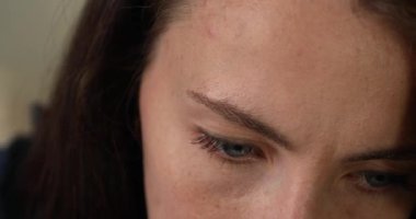 Dizüstü bilgisayarda çalışan güzel kadınlar mavi göze yakın çekim yaparlar.