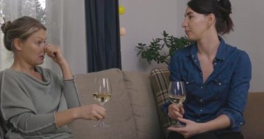 İki kadın ellerinde şarap kadehleriyle kutlama yapıyorlar. İletişim ve arkadaşlık kavramı