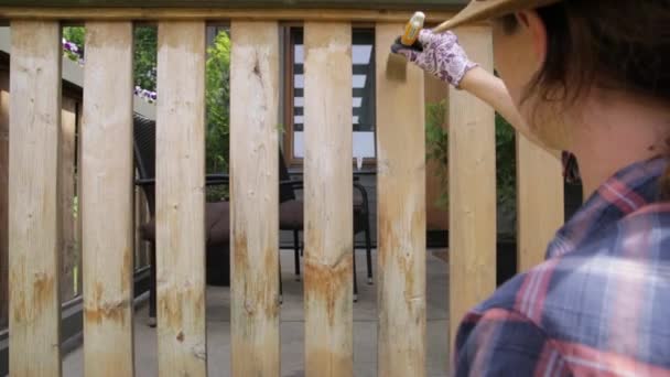 Kobieta Pędzlem Malującym Drewniane Balustrady Tarasowe Strzał Zewnątrz — Wideo stockowe